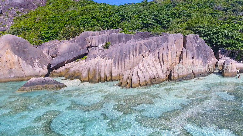 塞舌尔拉迪格的阿根特海滩。热带海岸线在阳光明媚的日子鸟瞰图