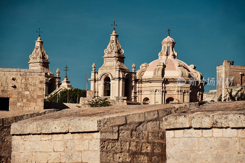 马耳他姆迪纳老城的防御墙和教堂顶部