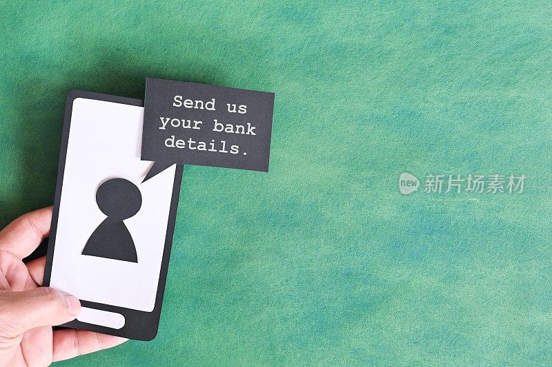发送信用卡银行详细信息短信诈骗概念。手持手机，收到未知发送者的信息。