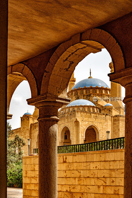 黎巴嫩贝鲁特Étoile广场上的圣乔治希腊东正教大教堂的圆柱