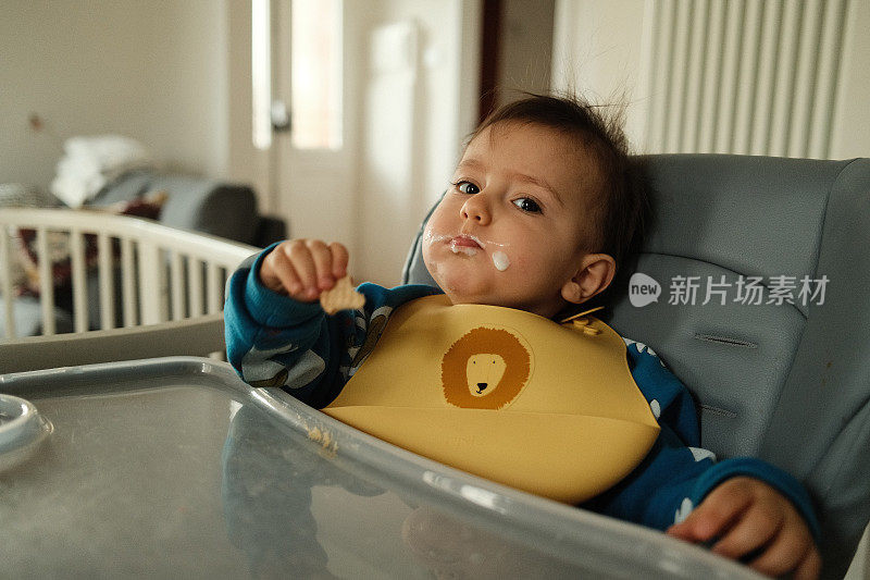 一个小男孩吃完午饭后的肖像