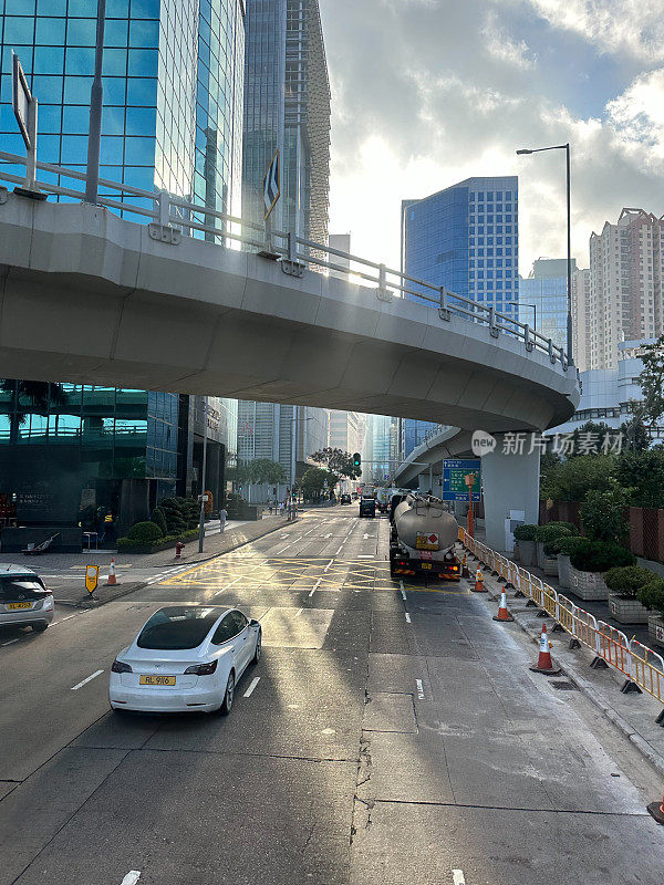 香港市中心繁忙的街道，办公楼就在街道旁边