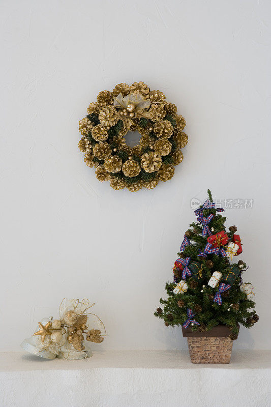 圣诞装饰品，圣诞树，花环和铃铛，白色背景