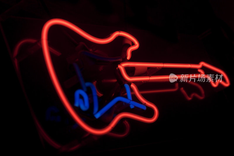 电吉他在红色霓虹灯