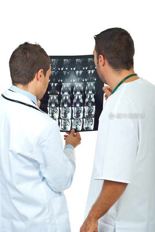 放射科医生检查MRI