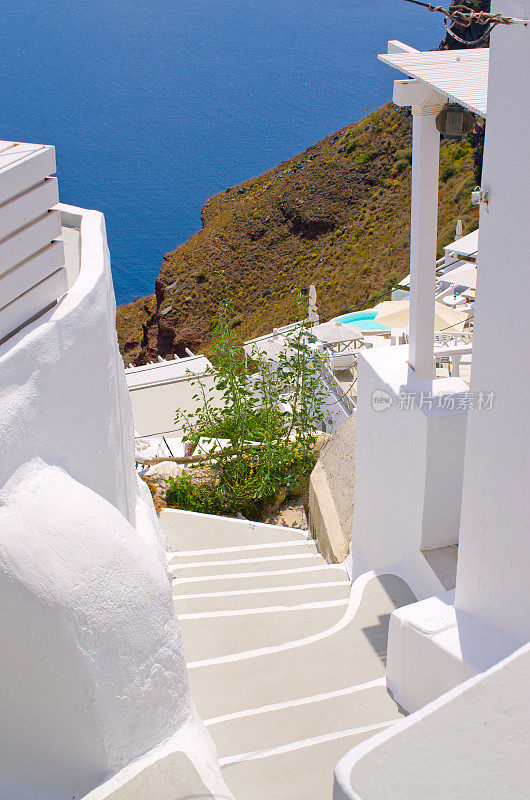 希腊圣托里尼岛明亮的楼梯