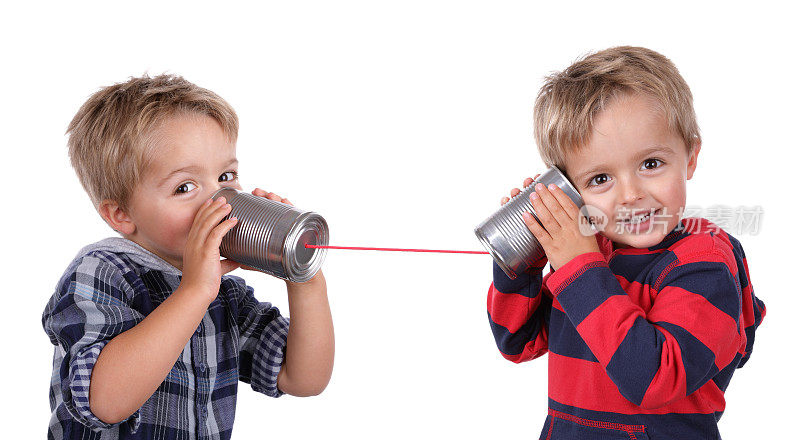 两个小男孩用锡罐和一根绳子当电话