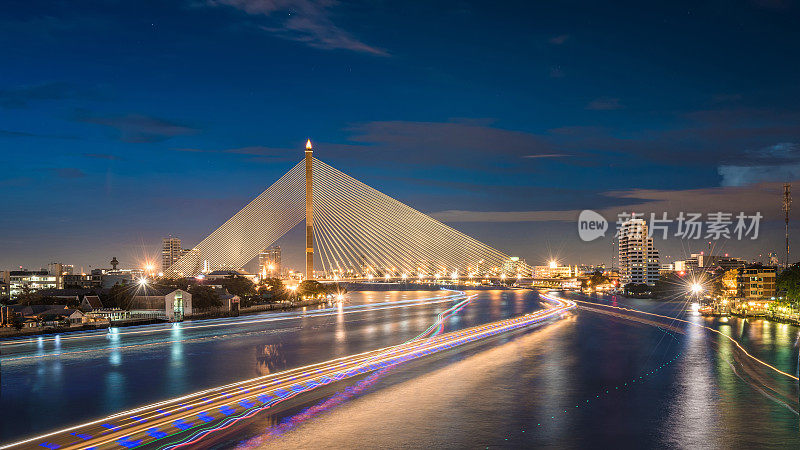 暮色中的湄南河上的罗摩8桥