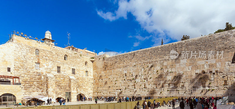 在耶路撒冷圣殿西墙附近祈祷的人们