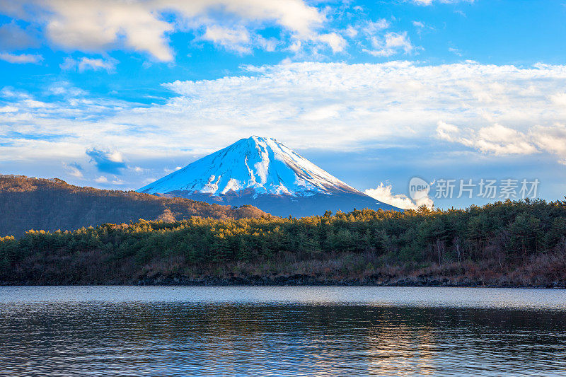 斋子湖，富士山和灿烂的云彩