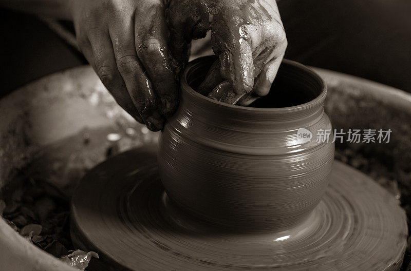 陶工在陶轮上塑造粘土