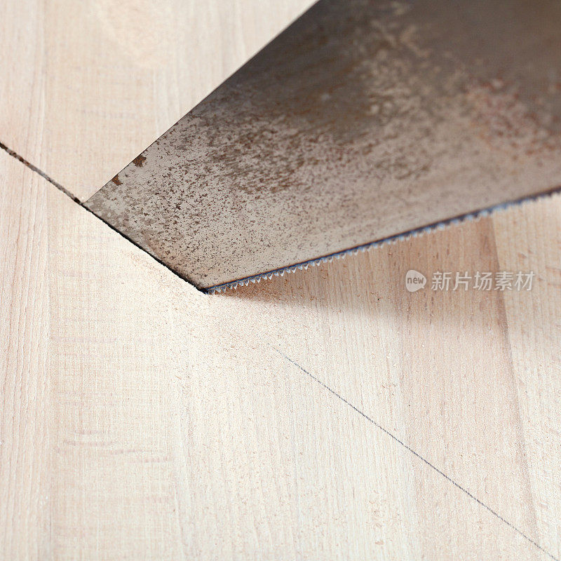 木板是用钢锯切割的