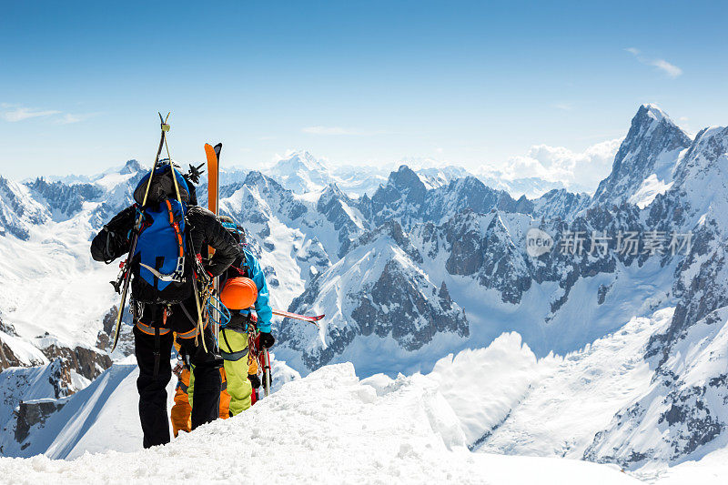 法国夏蒙尼勃朗峰山脊上的阿尔卑斯山登山者