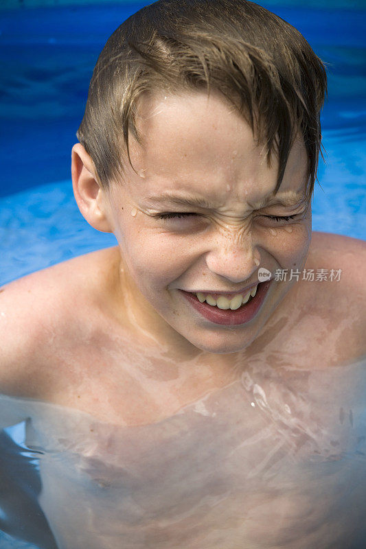 泳池里的快乐男孩