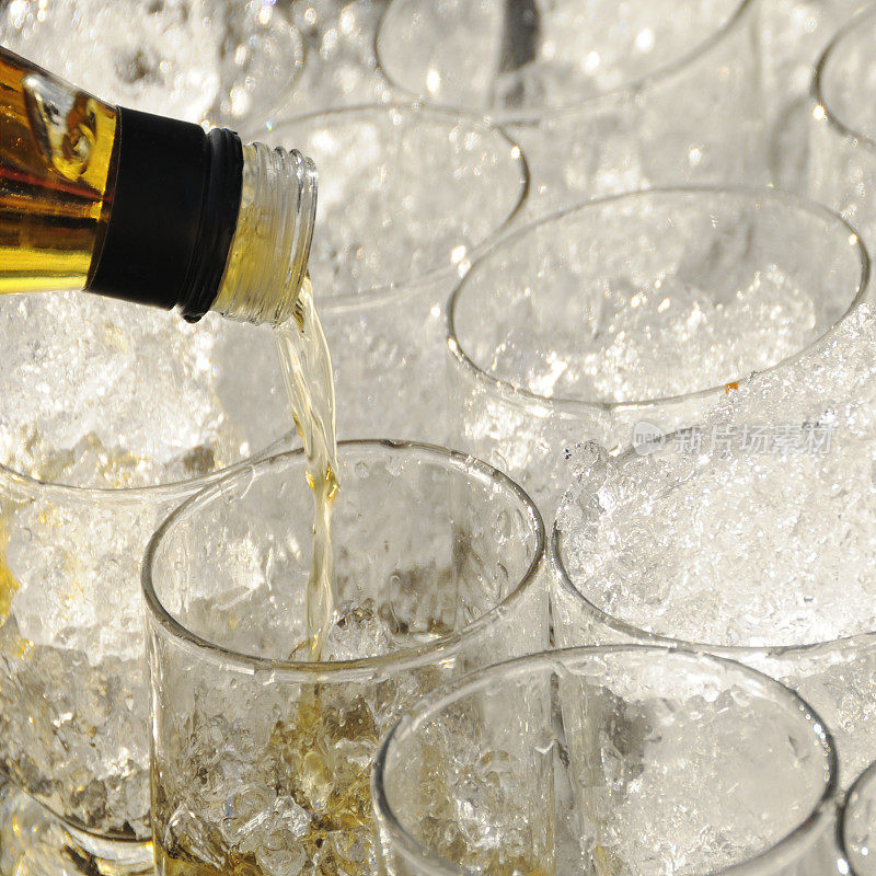 威士忌和装满冰块的玻璃杯。
