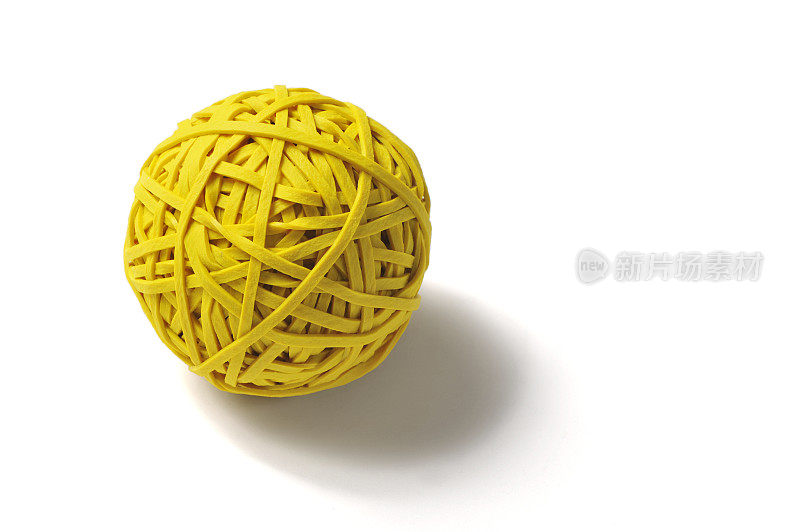 黄色橡皮筋球孤立在白色背景