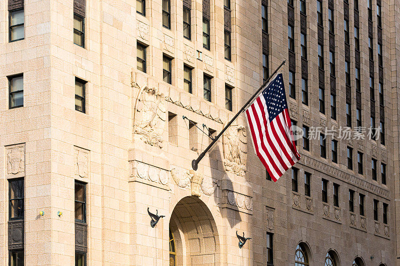 俄亥俄州哥伦布市中心地标办公大楼上的美国国旗