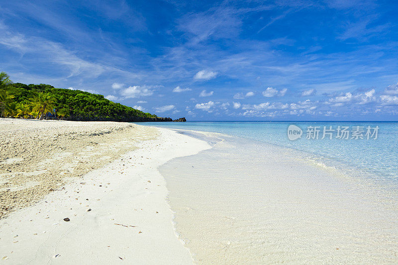 清澈的海水拍打着热带海滩