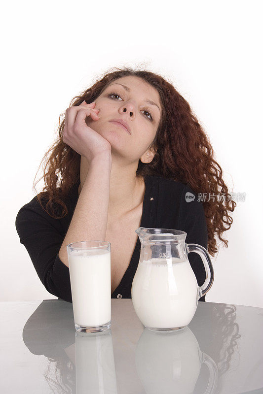 女孩不喜欢喝牛奶