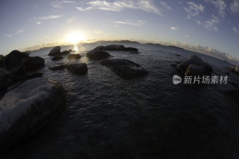 岩石上的日落，英属维尔京群岛的浴场