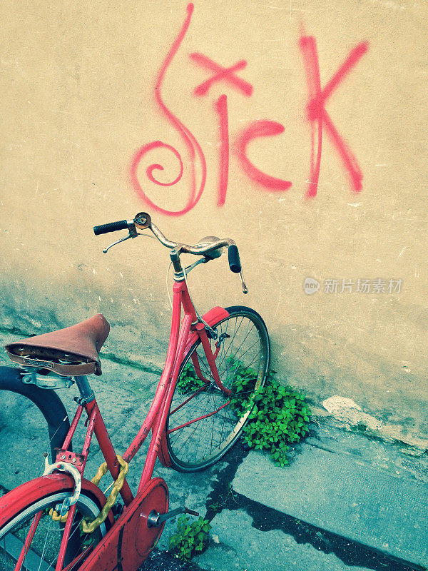 恶心的城市涂鸦和自行车