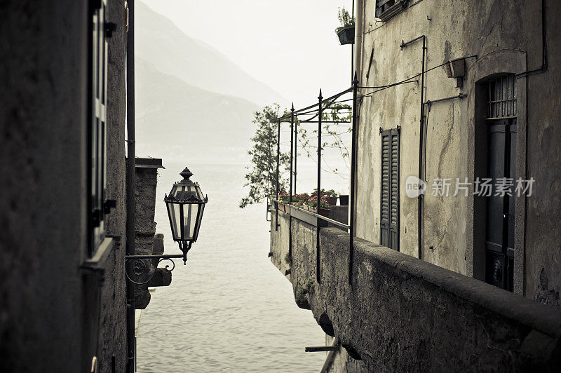 阳台和灯在狭窄的小巷对湖科莫全景