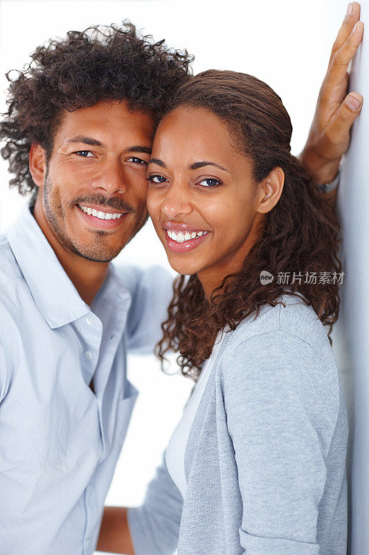 这是一对非洲裔美国夫妇在白色背景下一起微笑的肖像
