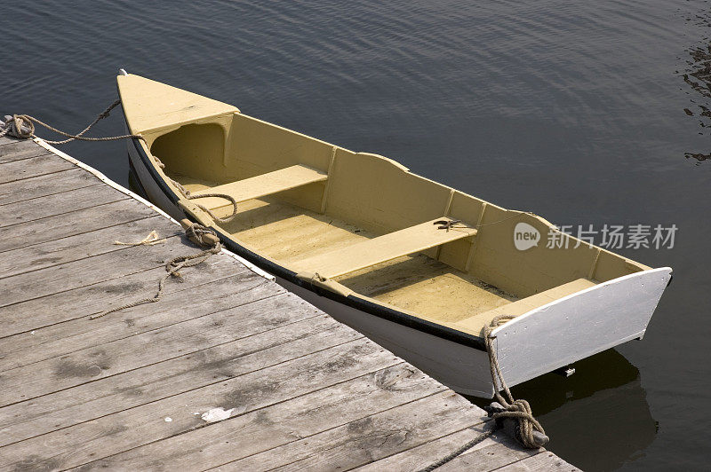 黄色木制划艇