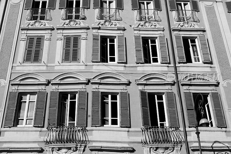 罗马市中心的黑白窗户