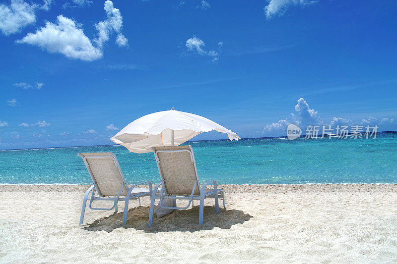 海景沙滩椅和雨伞