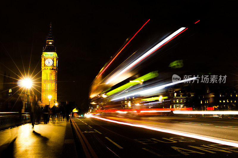 晚上的大本钟和交通灯英国伦敦