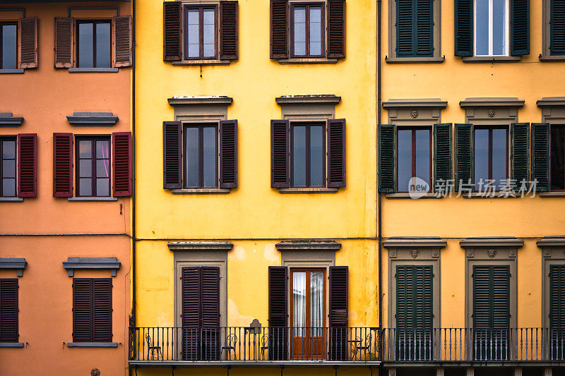 意大利费伦泽的彩色老住宅立面