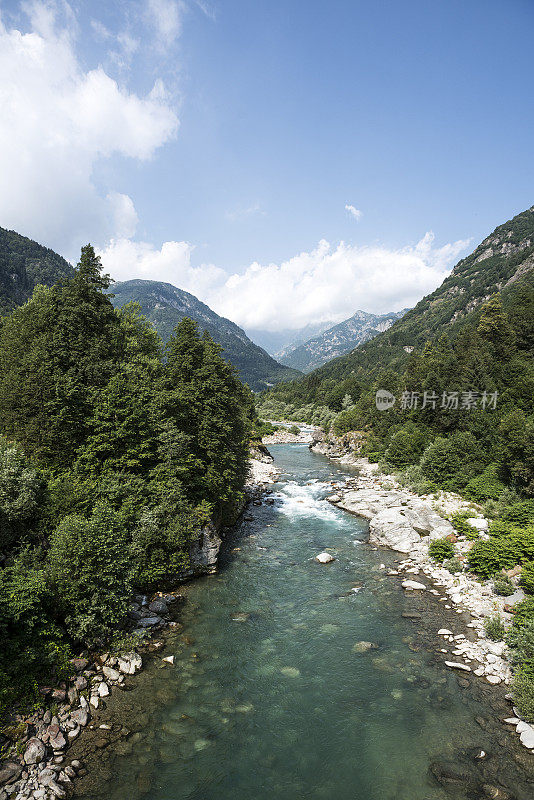 阿尔卑斯山脉的一条山河