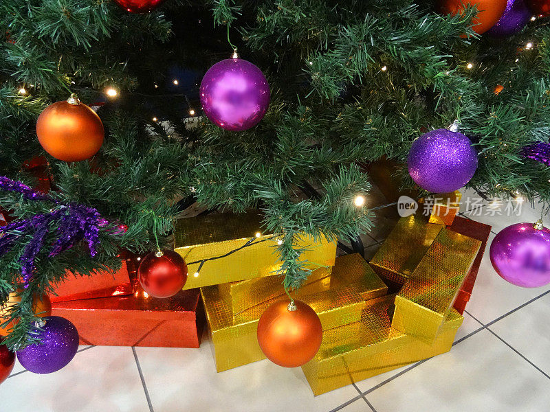圣诞树的形象，装饰，彩灯和礼物