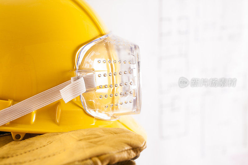建筑行业:安全帽，护目镜，手套，蓝图。