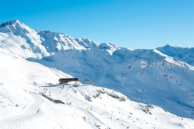 滑雪胜地的滑雪缆车