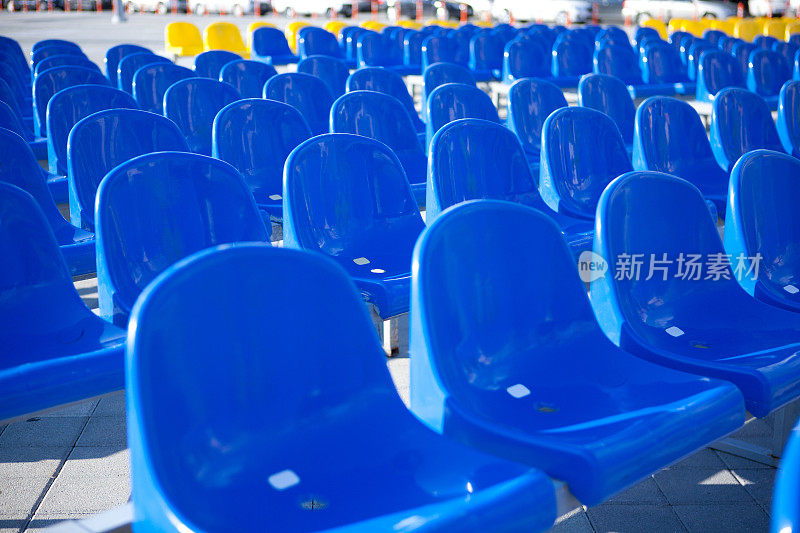 室外蓝色和黄色塑料体育场座椅