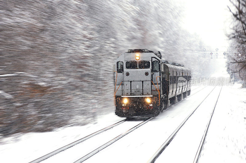 美国火车头推拉式通勤列车在冬季雪中运行