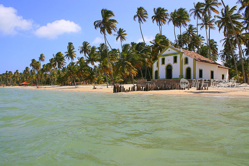 天堂海滩和教堂在巴西东北部，南美