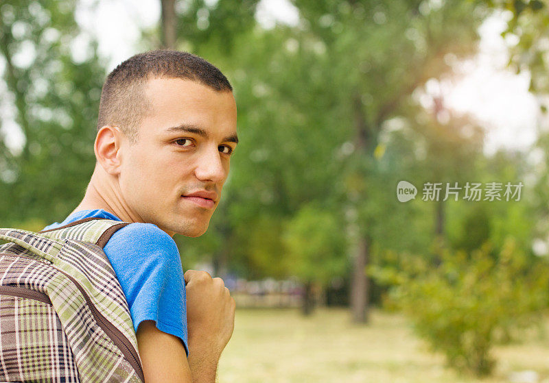 男学生背包和书，太阳耀斑