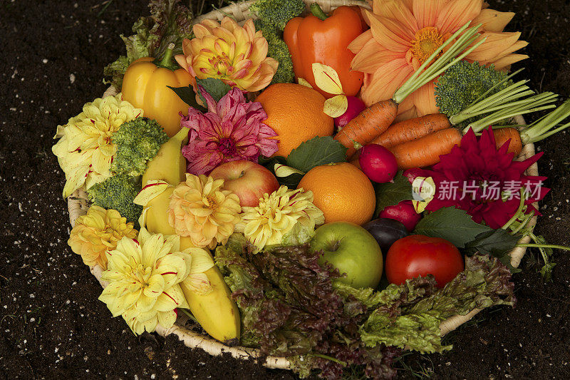 水果和蔬菜与花