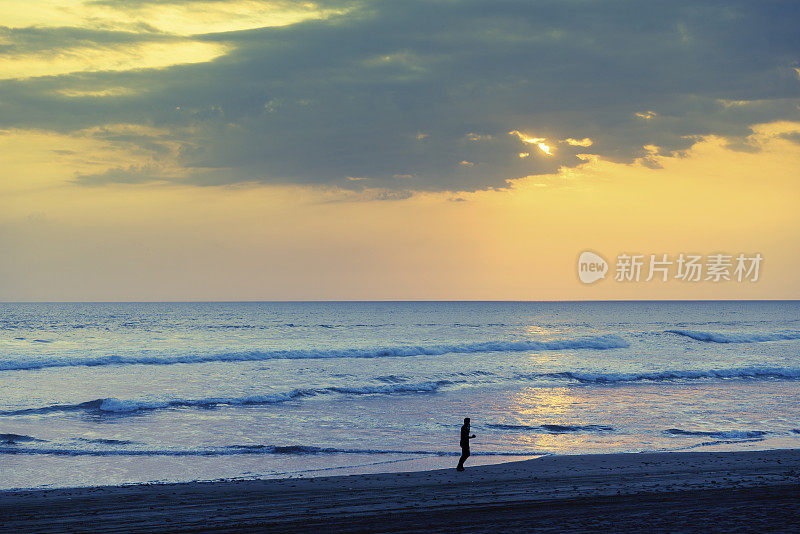 日落时分沙滩上一个人慢跑