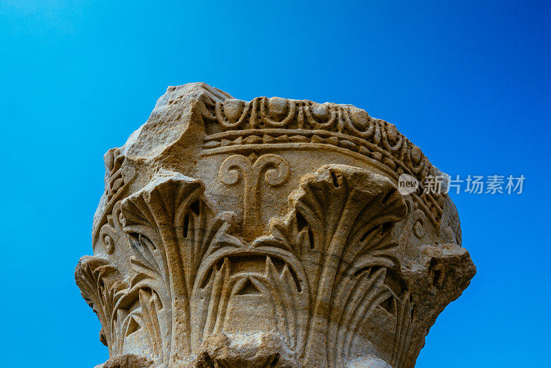 以色列凯撒利亚的希腊科林斯式柱子