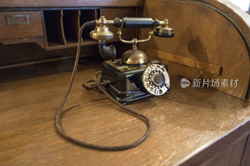 旧电话和书桌