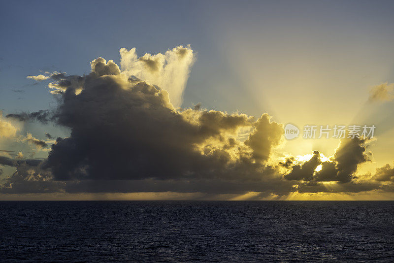 太阳遮住了加勒比海的云层