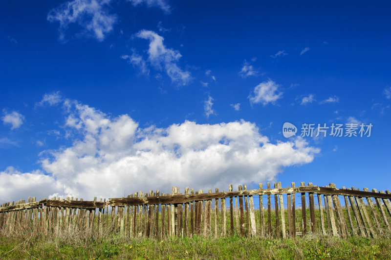 乡村木栅栏对抗多云的蓝天