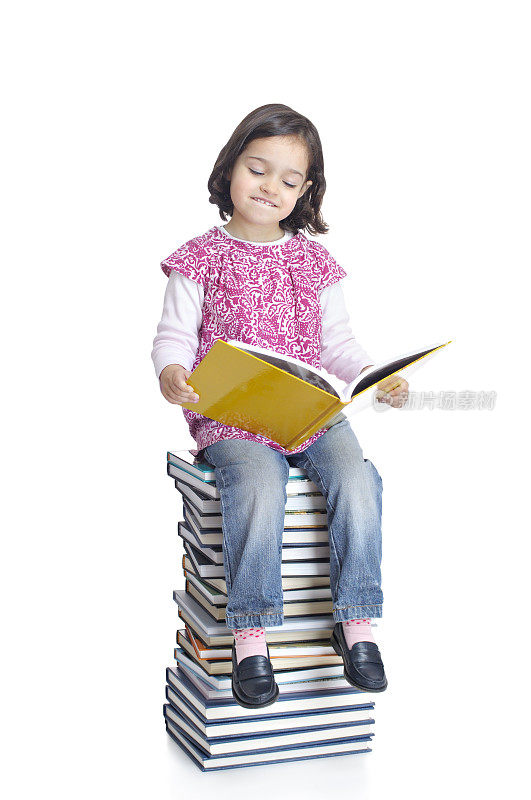 小女孩在一堆书上看书