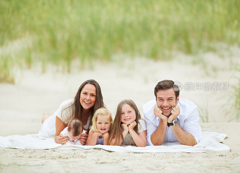 和家人一起在沙滩上快乐的回忆