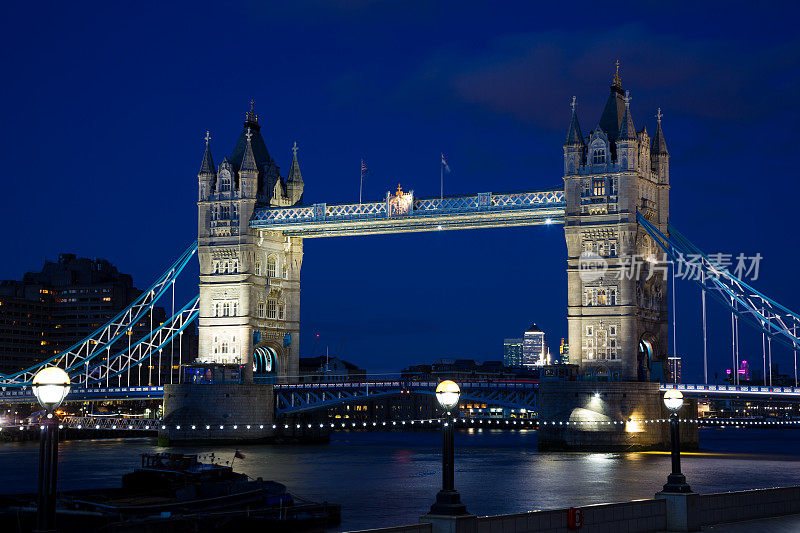 伦敦塔桥在黄昏时点亮，英国
