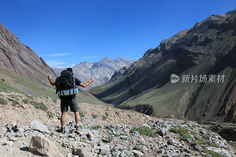 在阿根廷阿空加瓜山徒步旅行的人